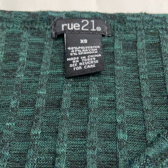 Green Long-sleeved hi-low Shirt - Picture 2 of 3